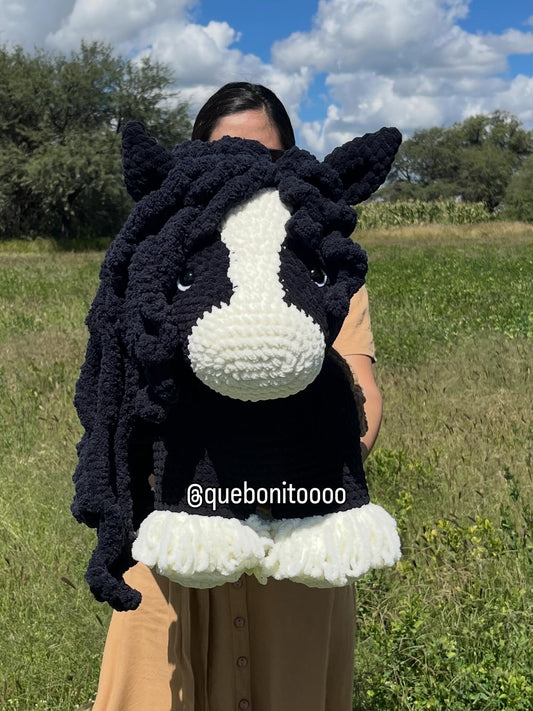 Mega Yegua María Sofía con silla de montar